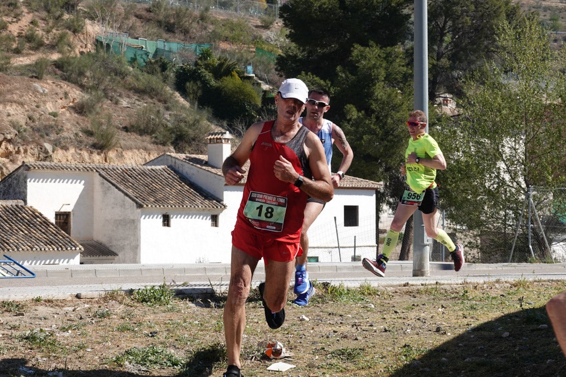 Manuel Santiago entra vistorioso a meta en la prueba de fondo de Loja. También lo hace victoriosa la más veterana de la cita. Y cientos de corredores desilan camino de la llegada al tartán.