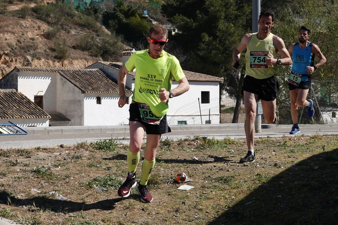 Manuel Santiago entra vistorioso a meta en la prueba de fondo de Loja. También lo hace victoriosa la más veterana de la cita. Y cientos de corredores desilan camino de la llegada al tartán.