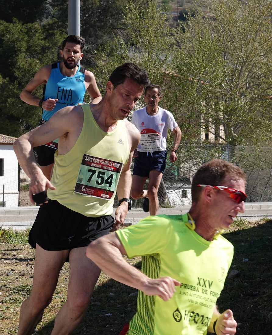 Manuel Santiago entra vistorioso a meta en la prueba de fondo de Loja. También lo hace victoriosa la más veterana de la cita. Y cientos de corredores desilan camino de la llegada al tartán.