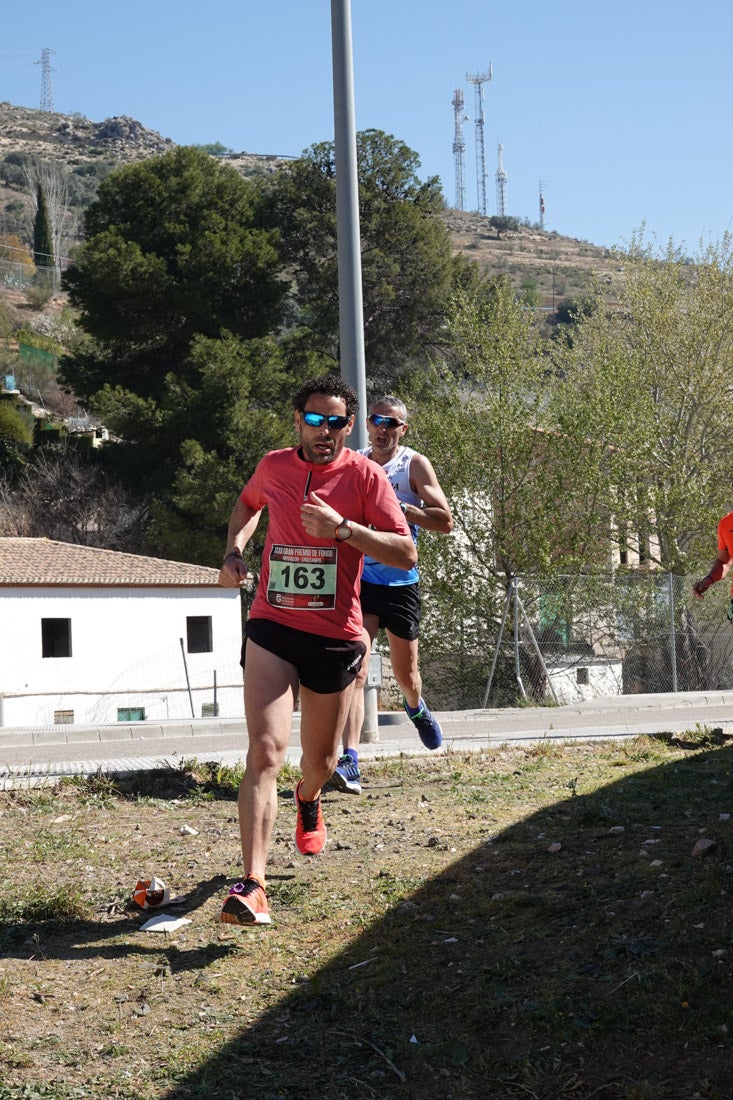 Manuel Santiago entra vistorioso a meta en la prueba de fondo de Loja. También lo hace victoriosa la más veterana de la cita. Y cientos de corredores desilan camino de la llegada al tartán.