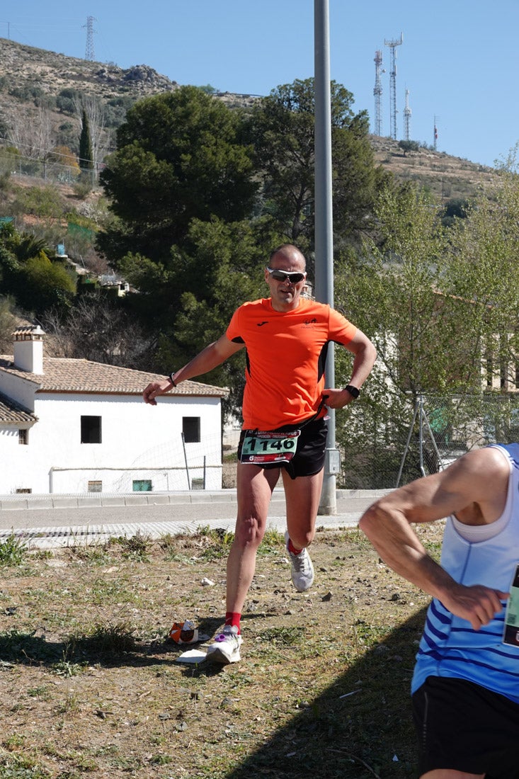 Manuel Santiago entra vistorioso a meta en la prueba de fondo de Loja. También lo hace victoriosa la más veterana de la cita. Y cientos de corredores desilan camino de la llegada al tartán.