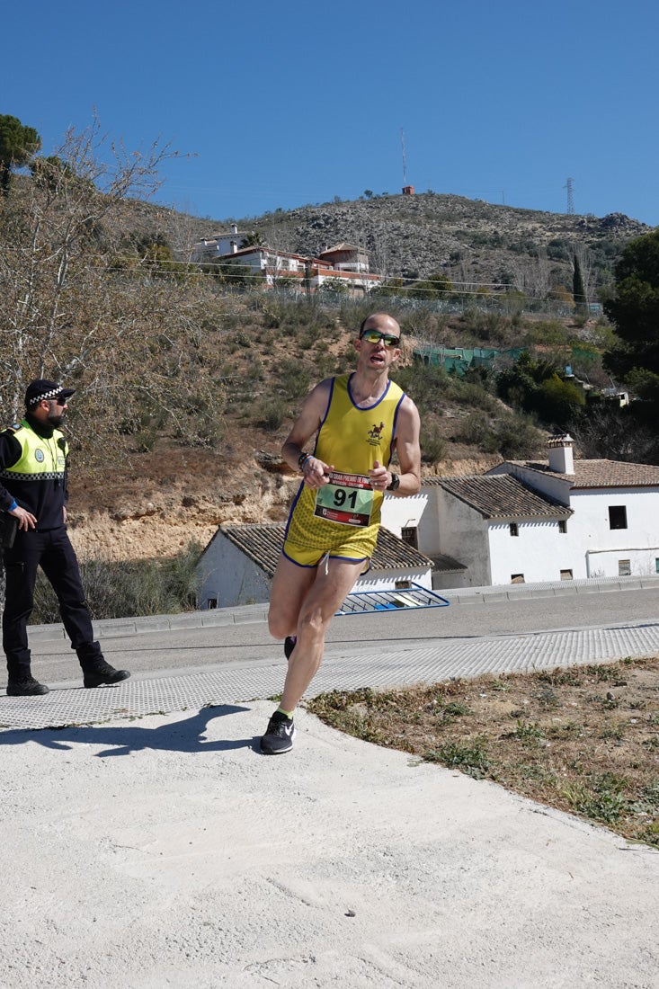 Manuel Santiago entra vistorioso a meta en la prueba de fondo de Loja. También lo hace victoriosa la más veterana de la cita. Y cientos de corredores desilan camino de la llegada al tartán.