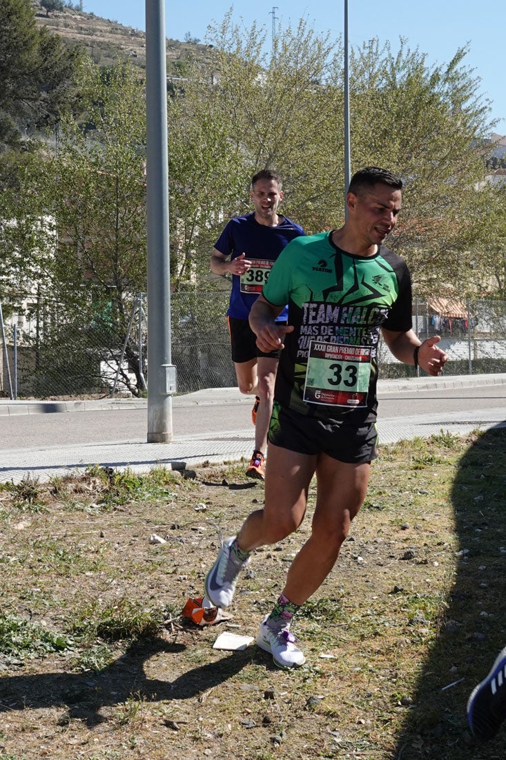 Manuel Santiago entra vistorioso a meta en la prueba de fondo de Loja. También lo hace victoriosa la más veterana de la cita. Y cientos de corredores desilan camino de la llegada al tartán.