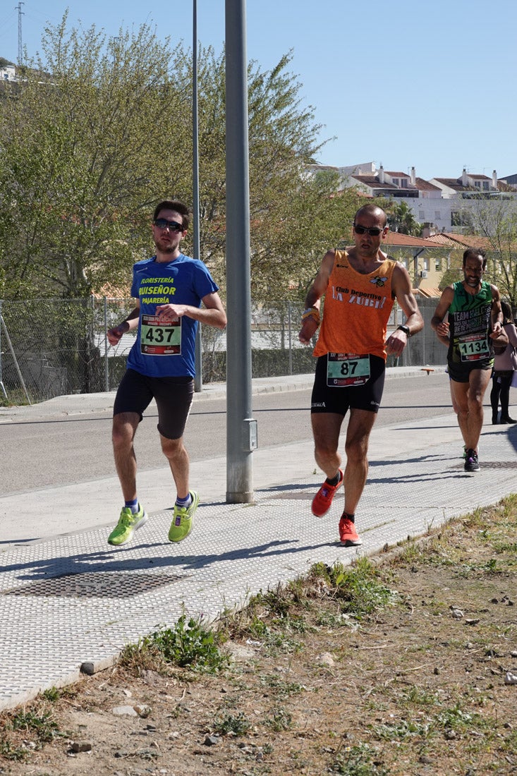 Manuel Santiago entra vistorioso a meta en la prueba de fondo de Loja. También lo hace victoriosa la más veterana de la cita. Y cientos de corredores desilan camino de la llegada al tartán.