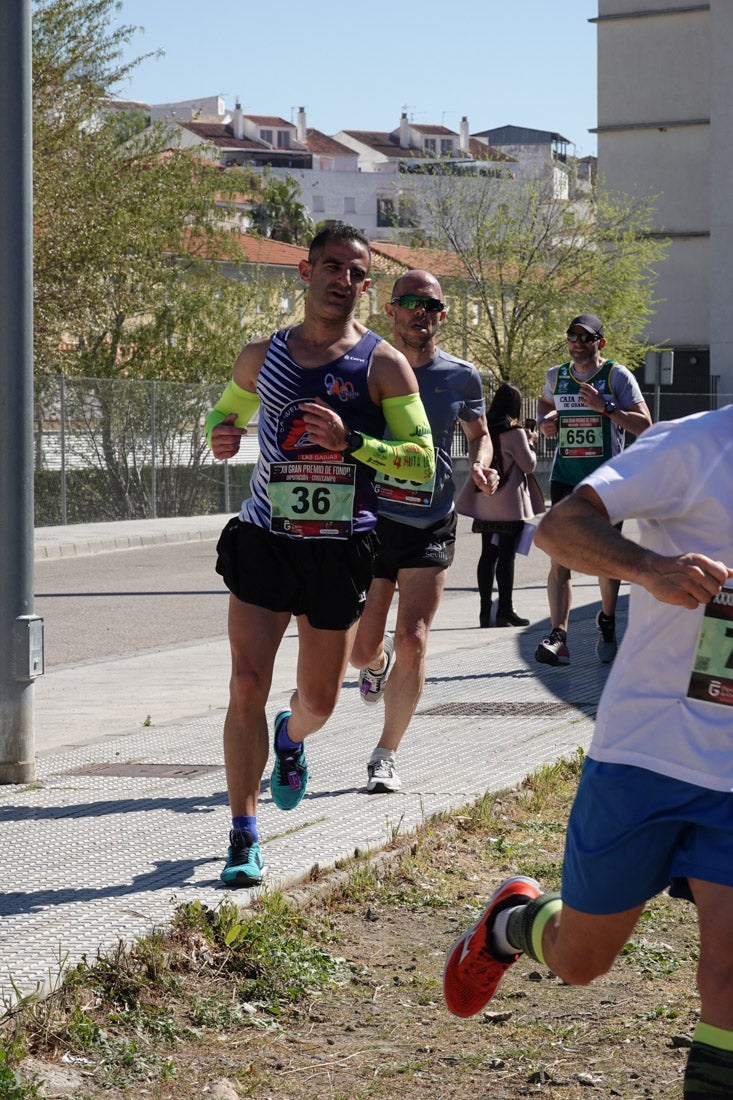 Manuel Santiago entra vistorioso a meta en la prueba de fondo de Loja. También lo hace victoriosa la más veterana de la cita. Y cientos de corredores desilan camino de la llegada al tartán.