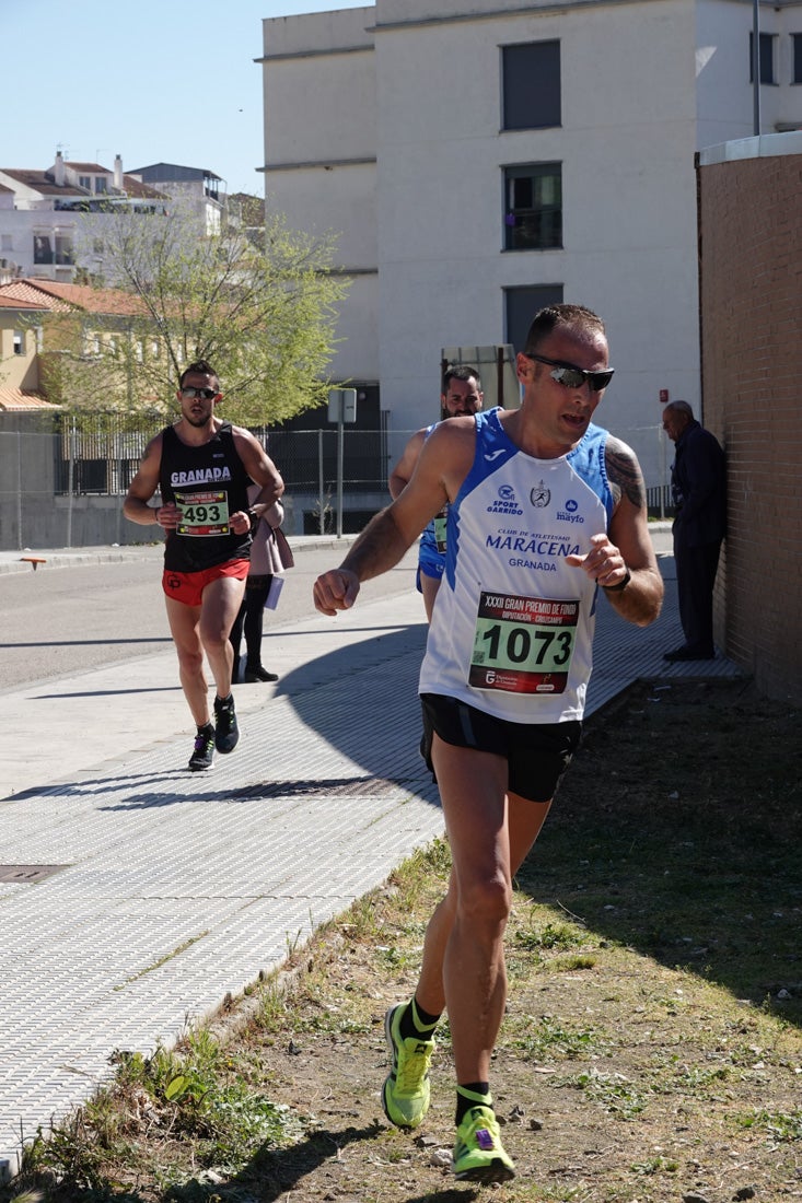 Manuel Santiago entra vistorioso a meta en la prueba de fondo de Loja. También lo hace victoriosa la más veterana de la cita. Y cientos de corredores desilan camino de la llegada al tartán.