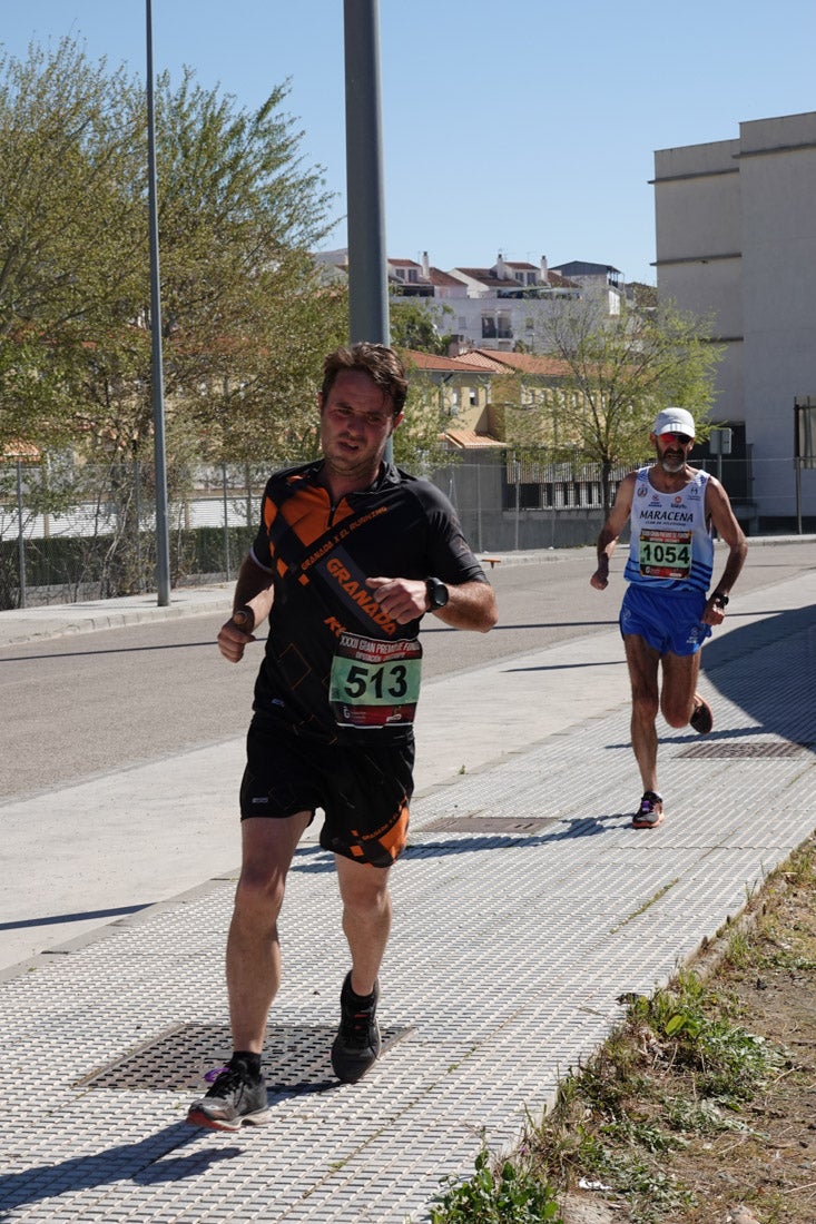 Manuel Santiago entra vistorioso a meta en la prueba de fondo de Loja. También lo hace victoriosa la más veterana de la cita. Y cientos de corredores desilan camino de la llegada al tartán.