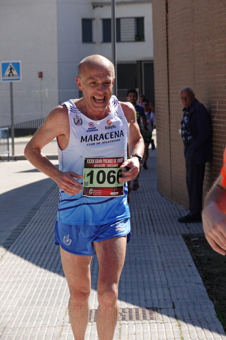 Manuel Santiago entra vistorioso a meta en la prueba de fondo de Loja. También lo hace victoriosa la más veterana de la cita. Y cientos de corredores desilan camino de la llegada al tartán.