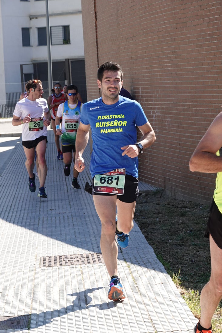 Manuel Santiago entra vistorioso a meta en la prueba de fondo de Loja. También lo hace victoriosa la más veterana de la cita. Y cientos de corredores desilan camino de la llegada al tartán.