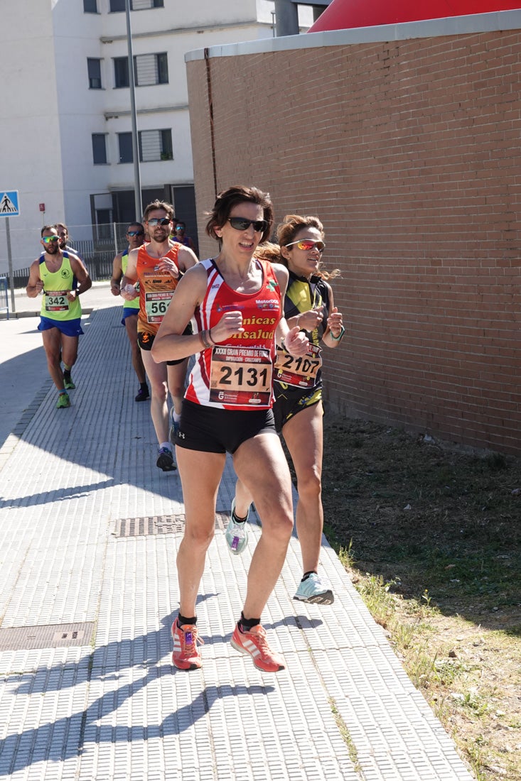 Manuel Santiago entra vistorioso a meta en la prueba de fondo de Loja. También lo hace victoriosa la más veterana de la cita. Y cientos de corredores desilan camino de la llegada al tartán.