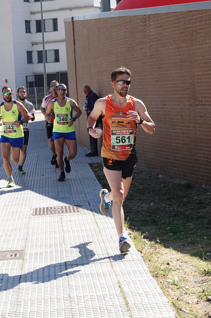 Manuel Santiago entra vistorioso a meta en la prueba de fondo de Loja. También lo hace victoriosa la más veterana de la cita. Y cientos de corredores desilan camino de la llegada al tartán.