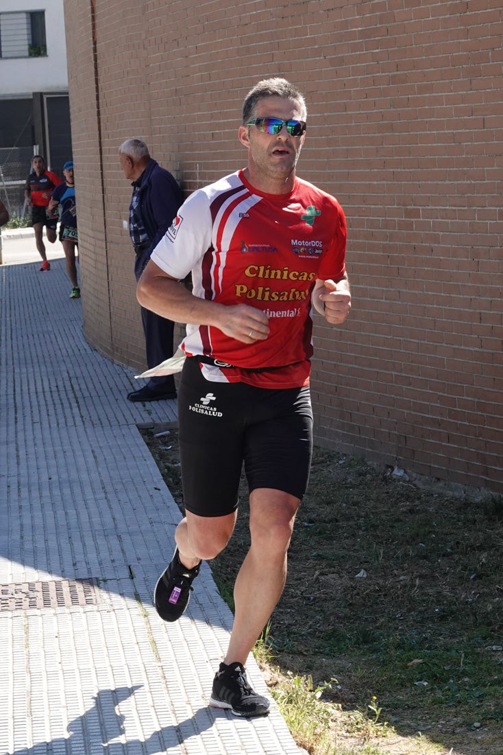 Manuel Santiago entra vistorioso a meta en la prueba de fondo de Loja. También lo hace victoriosa la más veterana de la cita. Y cientos de corredores desilan camino de la llegada al tartán.