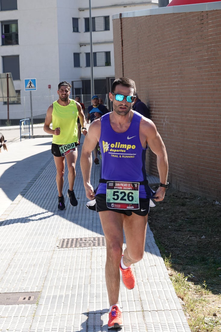 Manuel Santiago entra vistorioso a meta en la prueba de fondo de Loja. También lo hace victoriosa la más veterana de la cita. Y cientos de corredores desilan camino de la llegada al tartán.