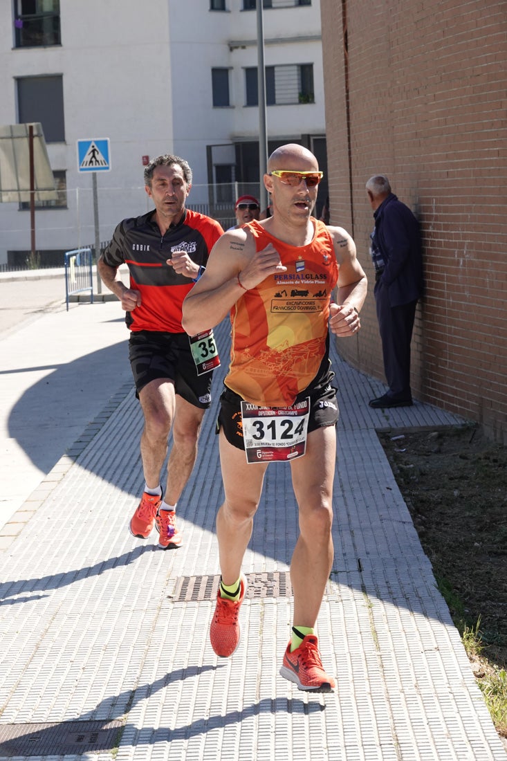 Manuel Santiago entra vistorioso a meta en la prueba de fondo de Loja. También lo hace victoriosa la más veterana de la cita. Y cientos de corredores desilan camino de la llegada al tartán.