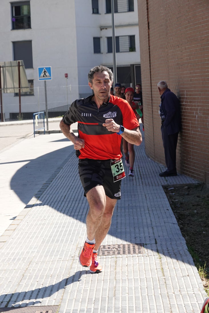 Manuel Santiago entra vistorioso a meta en la prueba de fondo de Loja. También lo hace victoriosa la más veterana de la cita. Y cientos de corredores desilan camino de la llegada al tartán.