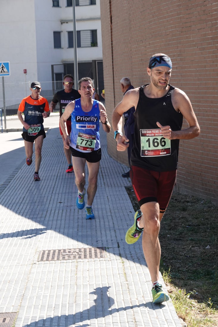 Manuel Santiago entra vistorioso a meta en la prueba de fondo de Loja. También lo hace victoriosa la más veterana de la cita. Y cientos de corredores desilan camino de la llegada al tartán.