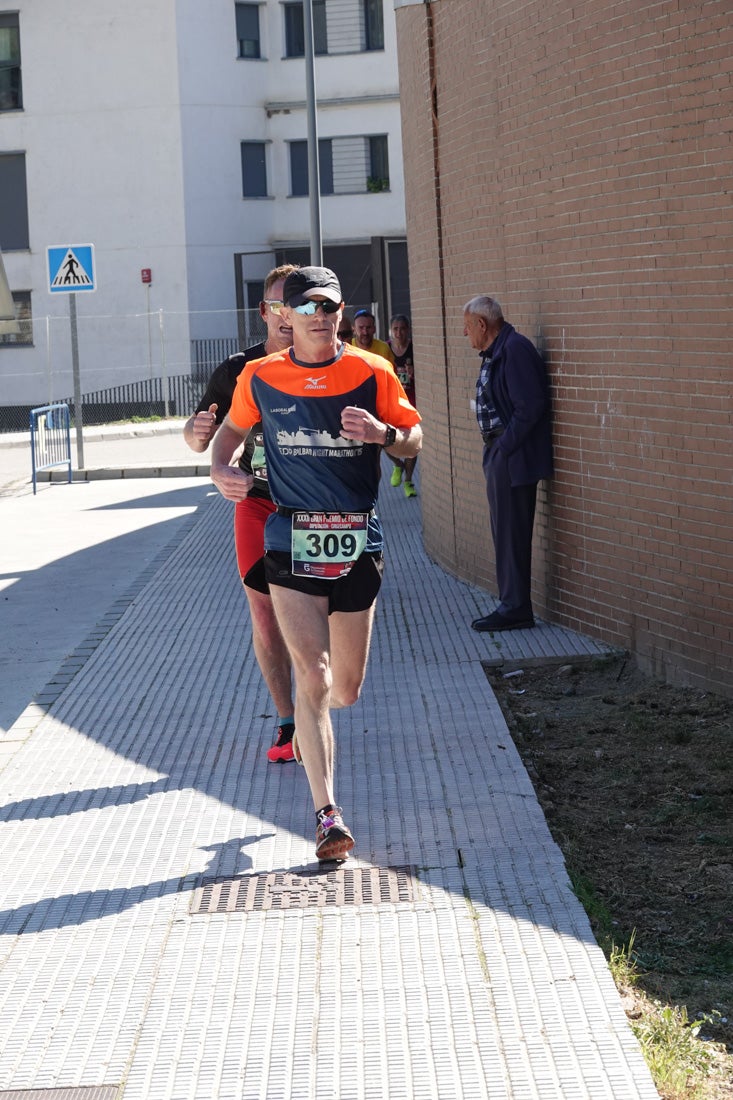 Manuel Santiago entra vistorioso a meta en la prueba de fondo de Loja. También lo hace victoriosa la más veterana de la cita. Y cientos de corredores desilan camino de la llegada al tartán.