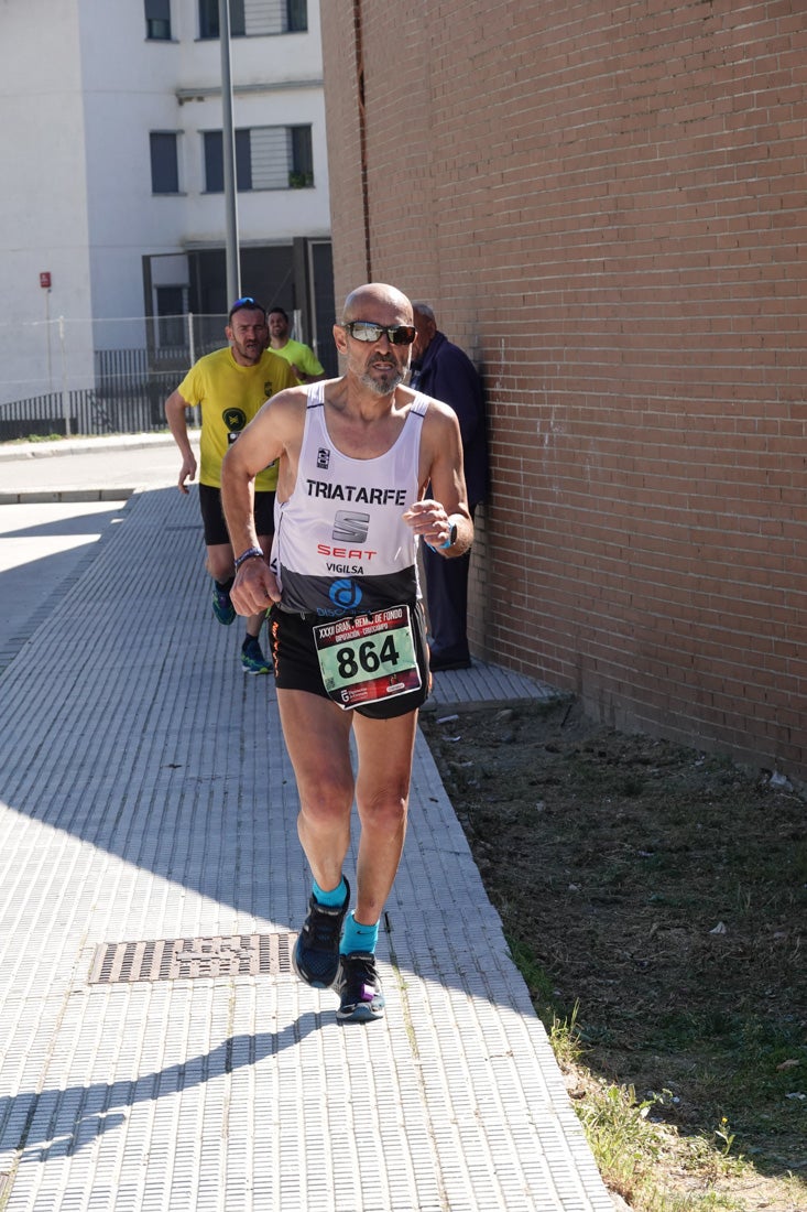 Manuel Santiago entra vistorioso a meta en la prueba de fondo de Loja. También lo hace victoriosa la más veterana de la cita. Y cientos de corredores desilan camino de la llegada al tartán.