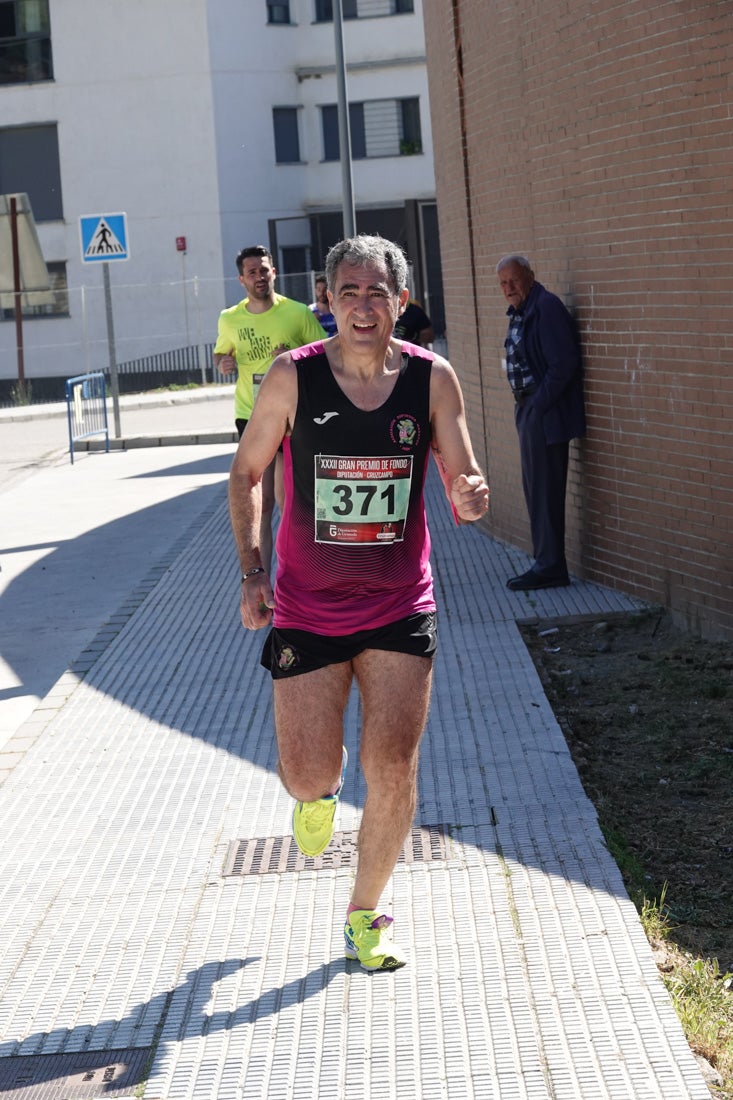 Manuel Santiago entra vistorioso a meta en la prueba de fondo de Loja. También lo hace victoriosa la más veterana de la cita. Y cientos de corredores desilan camino de la llegada al tartán.