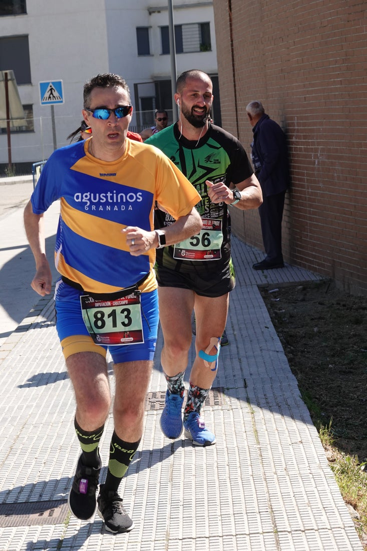 Manuel Santiago entra vistorioso a meta en la prueba de fondo de Loja. También lo hace victoriosa la más veterana de la cita. Y cientos de corredores desilan camino de la llegada al tartán.