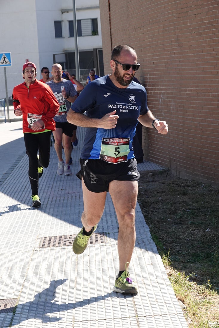 Manuel Santiago entra vistorioso a meta en la prueba de fondo de Loja. También lo hace victoriosa la más veterana de la cita. Y cientos de corredores desilan camino de la llegada al tartán.