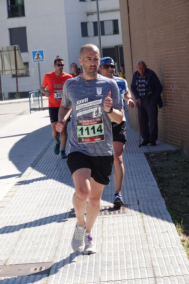 Manuel Santiago entra vistorioso a meta en la prueba de fondo de Loja. También lo hace victoriosa la más veterana de la cita. Y cientos de corredores desilan camino de la llegada al tartán.