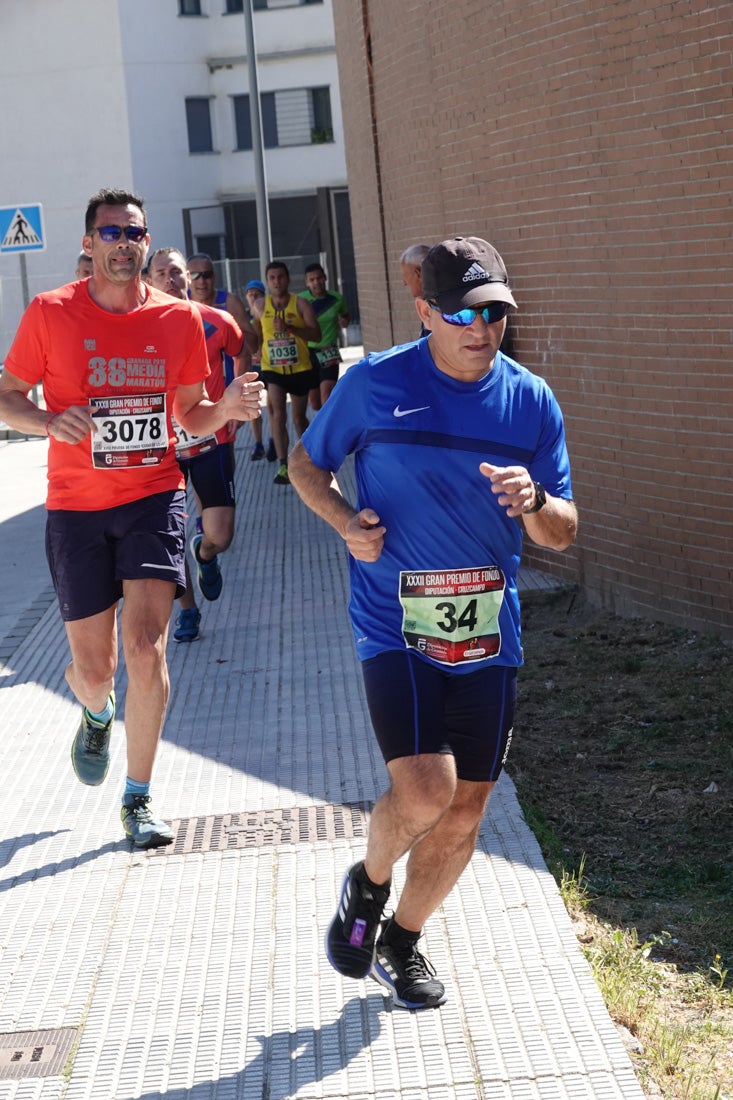 Manuel Santiago entra vistorioso a meta en la prueba de fondo de Loja. También lo hace victoriosa la más veterana de la cita. Y cientos de corredores desilan camino de la llegada al tartán.