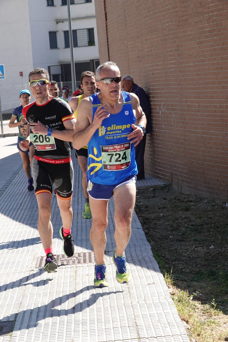 Manuel Santiago entra vistorioso a meta en la prueba de fondo de Loja. También lo hace victoriosa la más veterana de la cita. Y cientos de corredores desilan camino de la llegada al tartán.