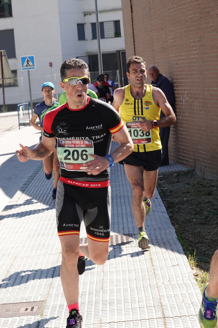 Manuel Santiago entra vistorioso a meta en la prueba de fondo de Loja. También lo hace victoriosa la más veterana de la cita. Y cientos de corredores desilan camino de la llegada al tartán.