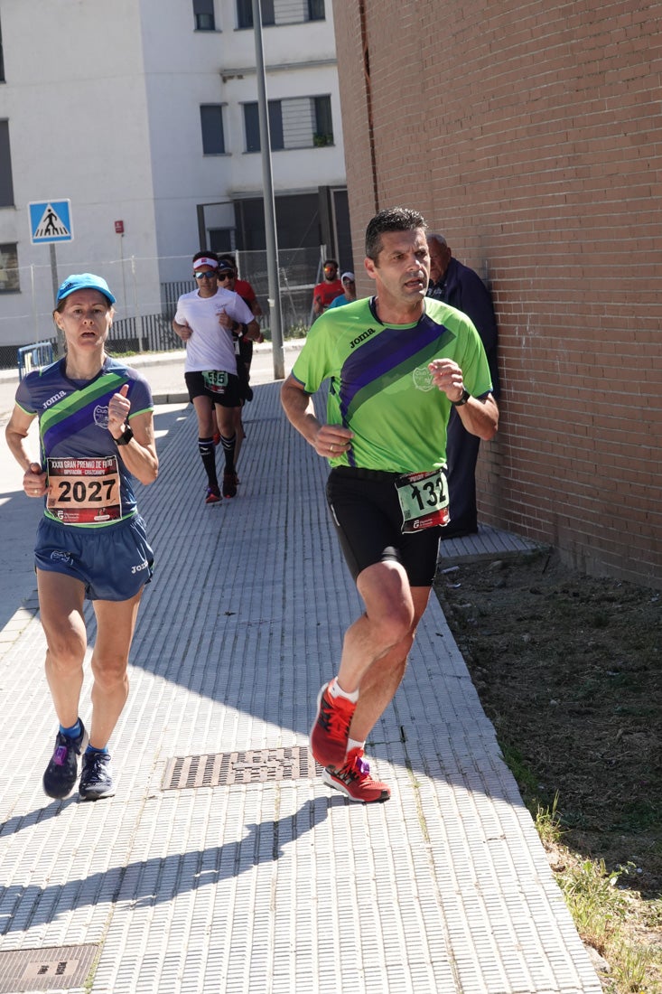 Manuel Santiago entra vistorioso a meta en la prueba de fondo de Loja. También lo hace victoriosa la más veterana de la cita. Y cientos de corredores desilan camino de la llegada al tartán.