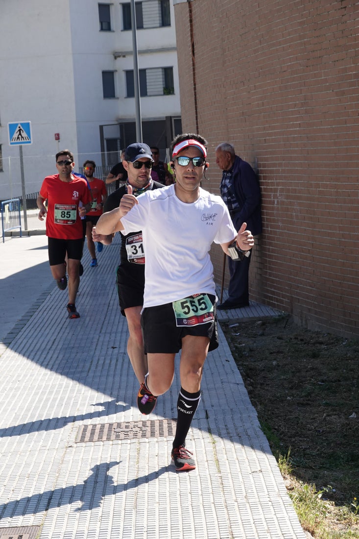 Manuel Santiago entra vistorioso a meta en la prueba de fondo de Loja. También lo hace victoriosa la más veterana de la cita. Y cientos de corredores desilan camino de la llegada al tartán.