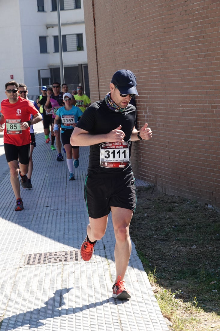 Manuel Santiago entra vistorioso a meta en la prueba de fondo de Loja. También lo hace victoriosa la más veterana de la cita. Y cientos de corredores desilan camino de la llegada al tartán.