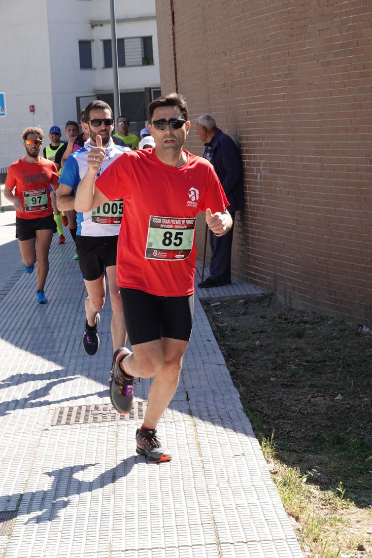 Manuel Santiago entra vistorioso a meta en la prueba de fondo de Loja. También lo hace victoriosa la más veterana de la cita. Y cientos de corredores desilan camino de la llegada al tartán.