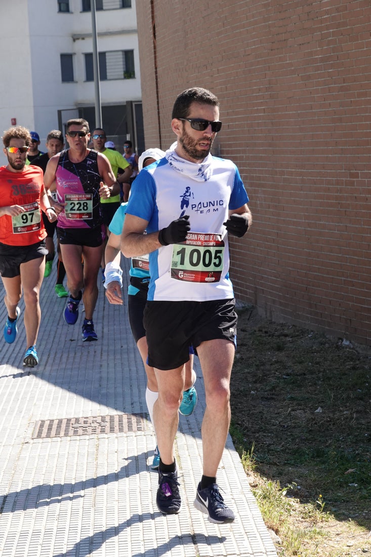 Manuel Santiago entra vistorioso a meta en la prueba de fondo de Loja. También lo hace victoriosa la más veterana de la cita. Y cientos de corredores desilan camino de la llegada al tartán.