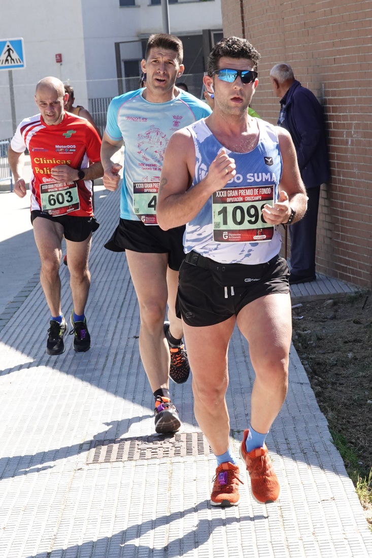 Manuel Santiago entra vistorioso a meta en la prueba de fondo de Loja. También lo hace victoriosa la más veterana de la cita. Y cientos de corredores desilan camino de la llegada al tartán.