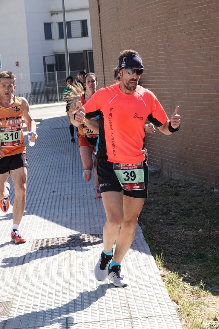 Manuel Santiago entra vistorioso a meta en la prueba de fondo de Loja. También lo hace victoriosa la más veterana de la cita. Y cientos de corredores desilan camino de la llegada al tartán.