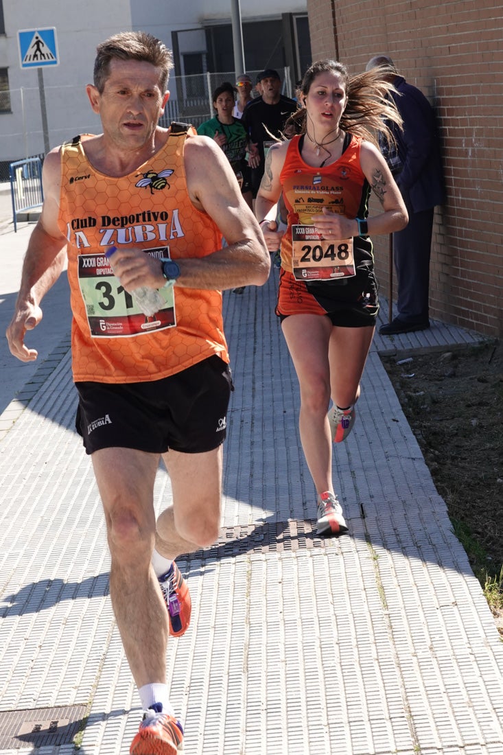 Manuel Santiago entra vistorioso a meta en la prueba de fondo de Loja. También lo hace victoriosa la más veterana de la cita. Y cientos de corredores desilan camino de la llegada al tartán.