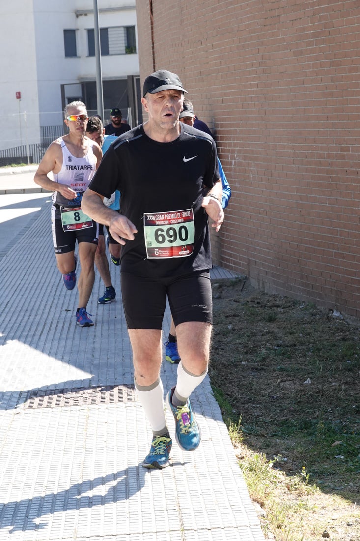 Manuel Santiago entra vistorioso a meta en la prueba de fondo de Loja. También lo hace victoriosa la más veterana de la cita. Y cientos de corredores desilan camino de la llegada al tartán.