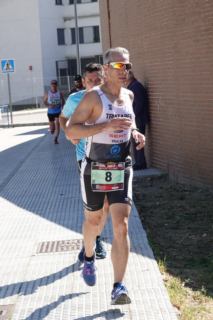 Manuel Santiago entra vistorioso a meta en la prueba de fondo de Loja. También lo hace victoriosa la más veterana de la cita. Y cientos de corredores desilan camino de la llegada al tartán.