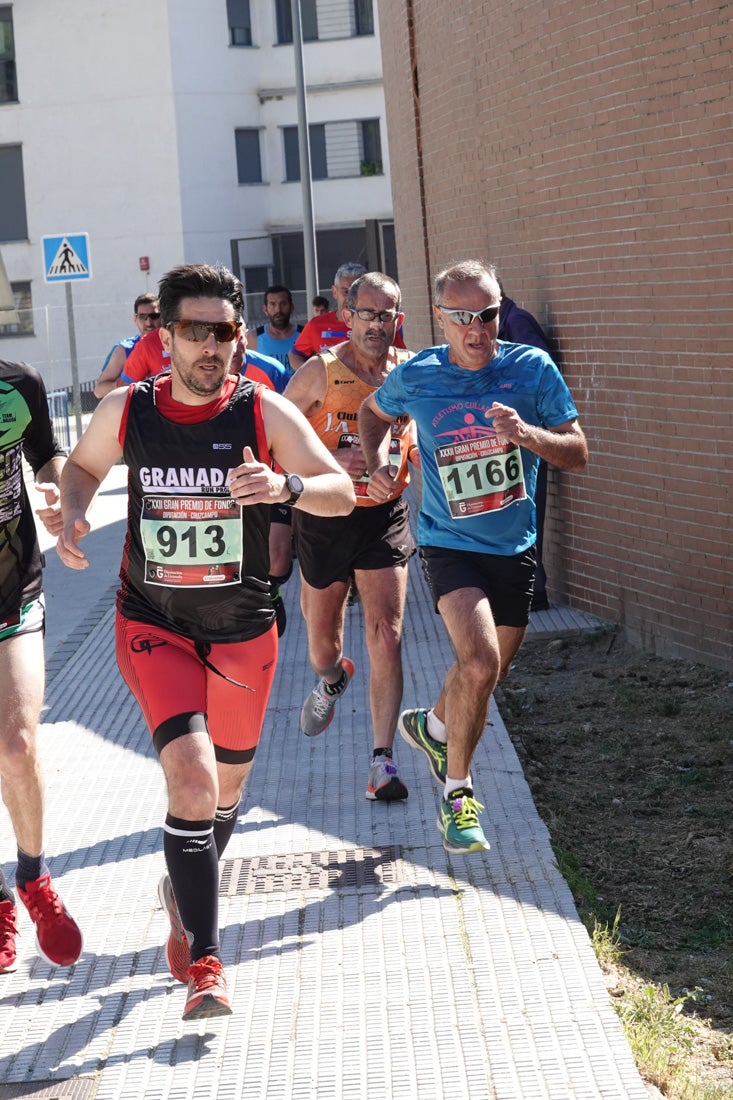 Manuel Santiago entra vistorioso a meta en la prueba de fondo de Loja. También lo hace victoriosa la más veterana de la cita. Y cientos de corredores desilan camino de la llegada al tartán.