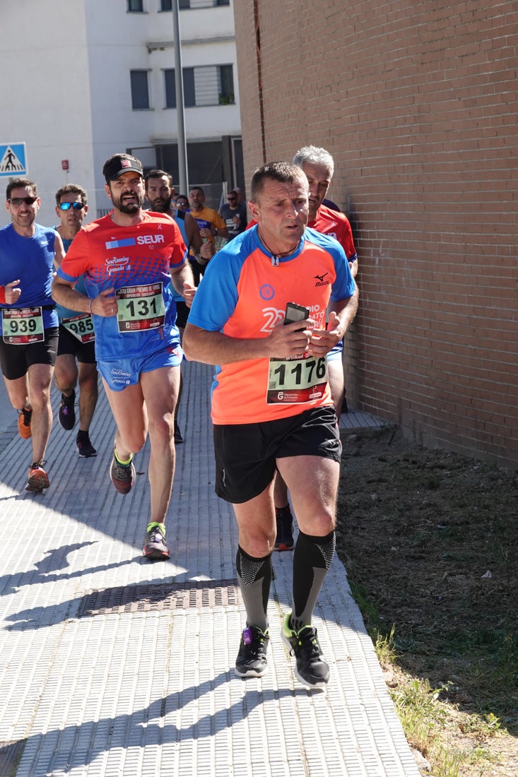 Manuel Santiago entra vistorioso a meta en la prueba de fondo de Loja. También lo hace victoriosa la más veterana de la cita. Y cientos de corredores desilan camino de la llegada al tartán.