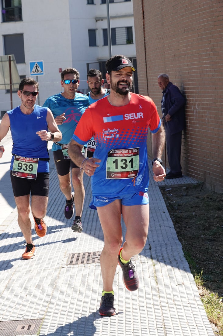 Manuel Santiago entra vistorioso a meta en la prueba de fondo de Loja. También lo hace victoriosa la más veterana de la cita. Y cientos de corredores desilan camino de la llegada al tartán.