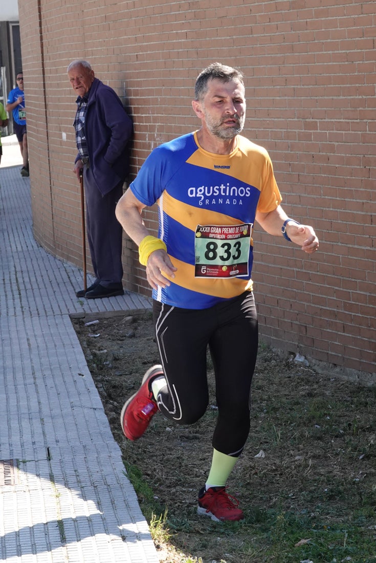 Manuel Santiago entra vistorioso a meta en la prueba de fondo de Loja. También lo hace victoriosa la más veterana de la cita. Y cientos de corredores desilan camino de la llegada al tartán.