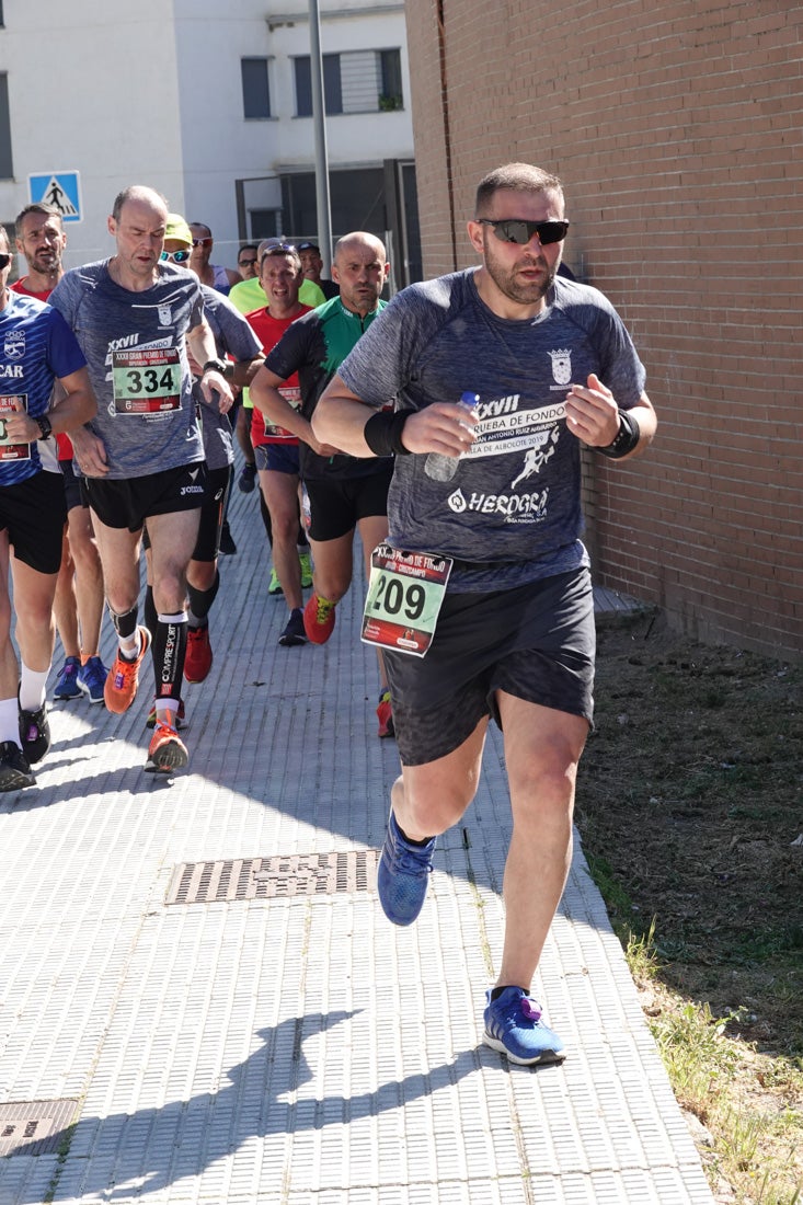 Manuel Santiago entra vistorioso a meta en la prueba de fondo de Loja. También lo hace victoriosa la más veterana de la cita. Y cientos de corredores desilan camino de la llegada al tartán.