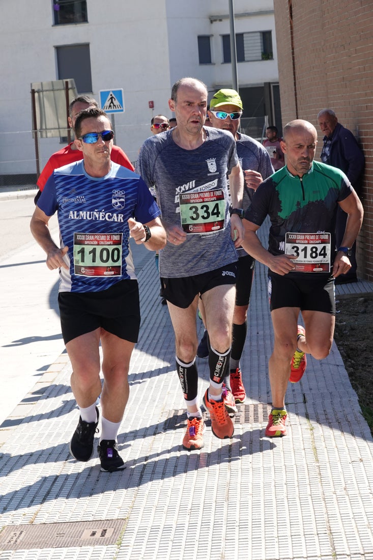 Manuel Santiago entra vistorioso a meta en la prueba de fondo de Loja. También lo hace victoriosa la más veterana de la cita. Y cientos de corredores desilan camino de la llegada al tartán.