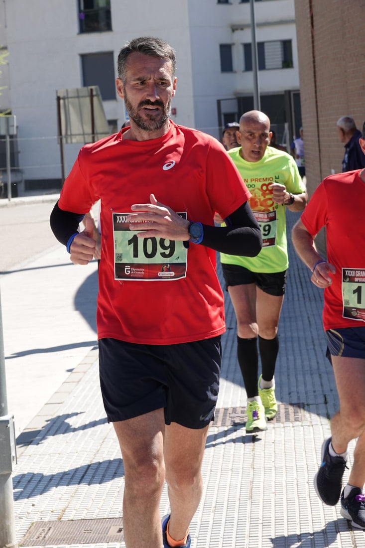 Manuel Santiago entra vistorioso a meta en la prueba de fondo de Loja. También lo hace victoriosa la más veterana de la cita. Y cientos de corredores desilan camino de la llegada al tartán.