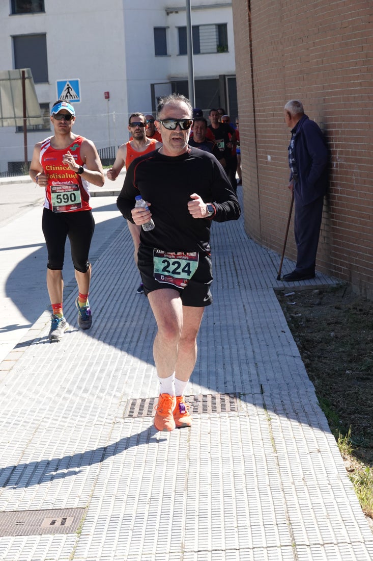 Manuel Santiago entra vistorioso a meta en la prueba de fondo de Loja. También lo hace victoriosa la más veterana de la cita. Y cientos de corredores desilan camino de la llegada al tartán.