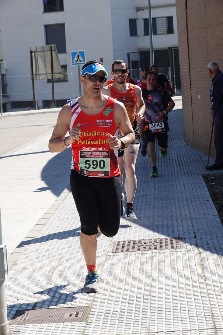 Manuel Santiago entra vistorioso a meta en la prueba de fondo de Loja. También lo hace victoriosa la más veterana de la cita. Y cientos de corredores desilan camino de la llegada al tartán.