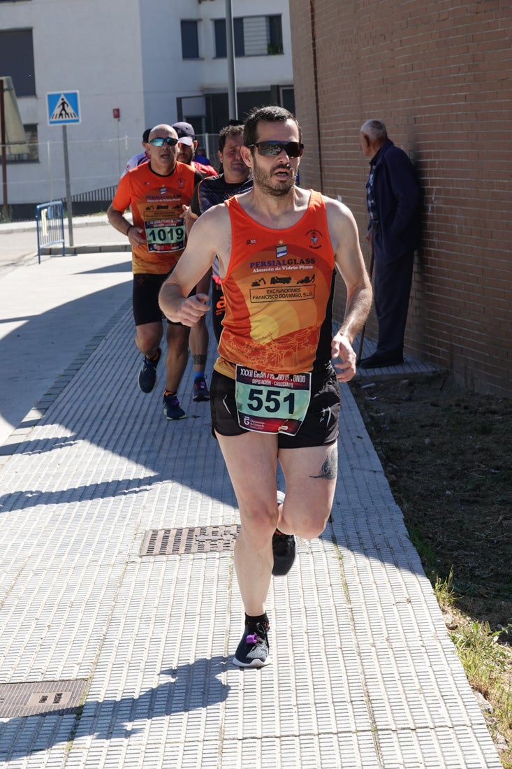 Manuel Santiago entra vistorioso a meta en la prueba de fondo de Loja. También lo hace victoriosa la más veterana de la cita. Y cientos de corredores desilan camino de la llegada al tartán.