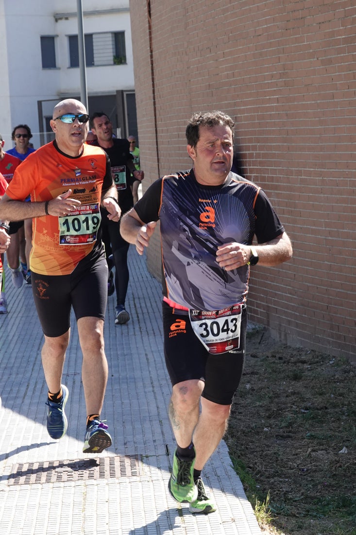 Manuel Santiago entra vistorioso a meta en la prueba de fondo de Loja. También lo hace victoriosa la más veterana de la cita. Y cientos de corredores desilan camino de la llegada al tartán.